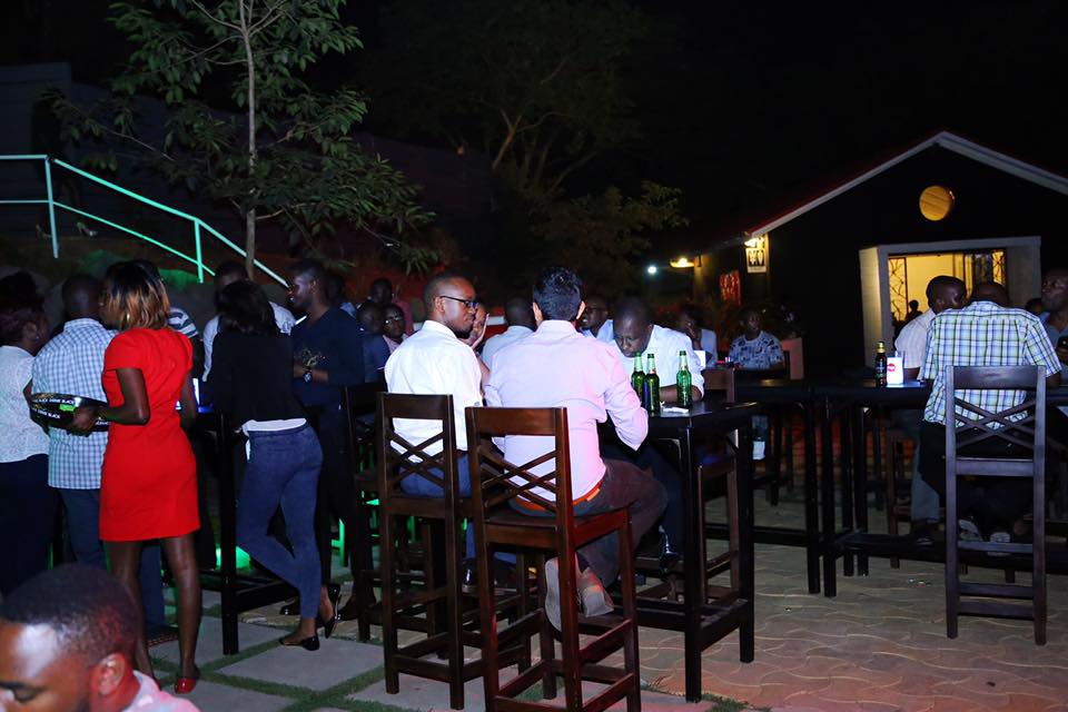 Fame Lounge and Restaurant Kololo Kampala Uganda, Good food in Kampala, Food, Beer and Drinks, Top Bars, Top Restaurant, Lounge, Top Bar and Lounge, Food, Beer, Wine, Spirits, Cocktail bar, Amazing beer prices, Cheap Beers, Great Venues to Drink after work , Gins and local beers, grilled food and wood-fired pizzas, Kampala Corporate Night Out and hanging venue, Chilling with friends and mates, Date night, Eating and Drinking, Private parties, Drinking and Dancing, Cocktail Bar, Lounge Bar, Party Bar, Kampala Pub, Lively DJ nights, Lively Music, Great Beer Drink Out, Tasteful Delicious food in Kampala, Amazing Drinking Joint in Kampala Uganda, Ugabox